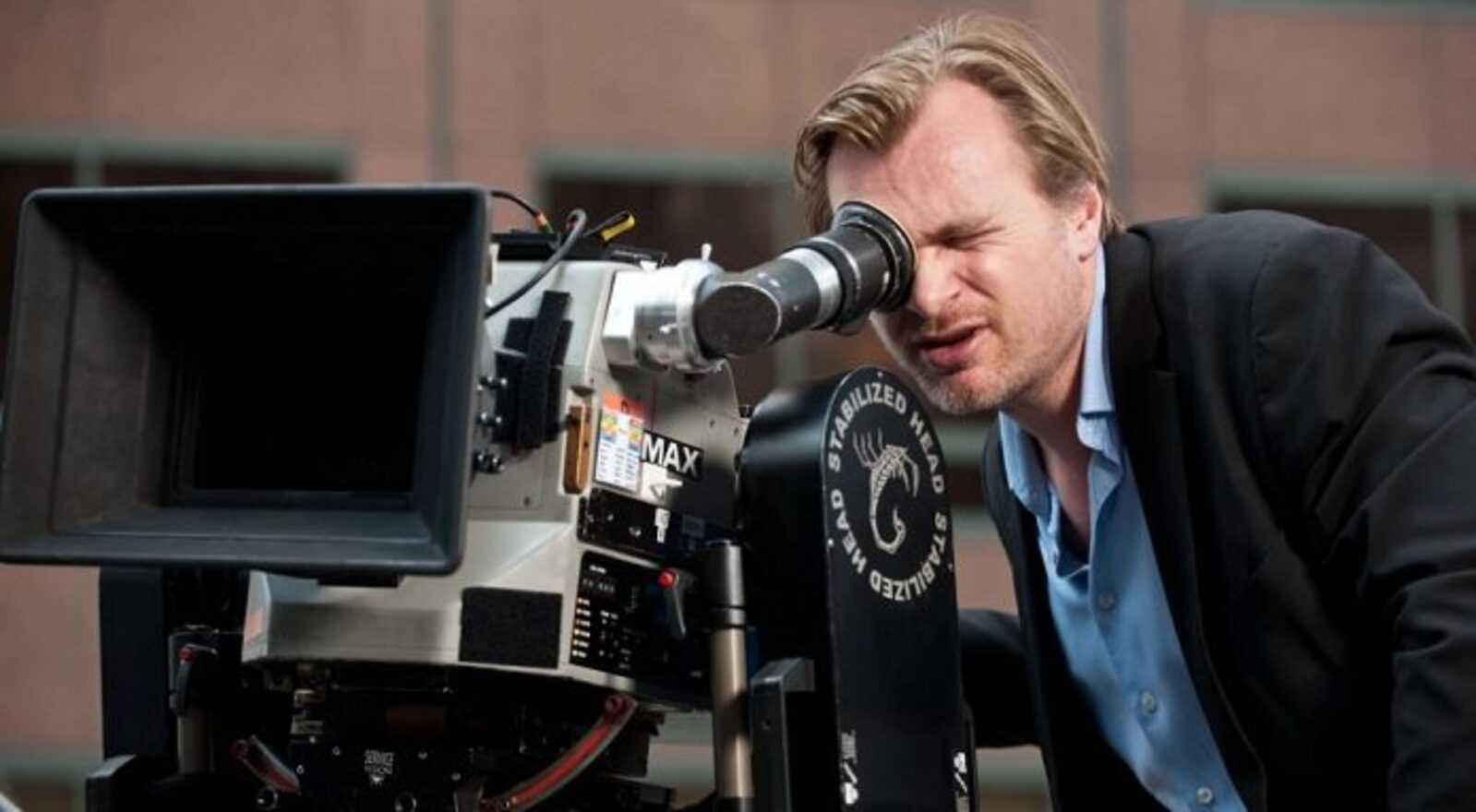 Oppenheimer, Christopher Nolan diventa virale nei TikTok in cui spiega perché guardare il film in IMAX