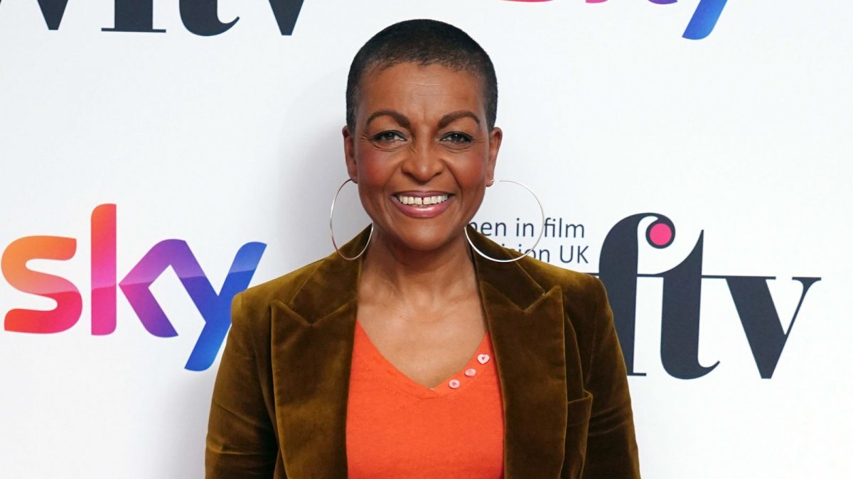 Bridgerton: il commento di Adjoa Andoh sulla famiglia reale "terribilmente bianca" scatena una polemica