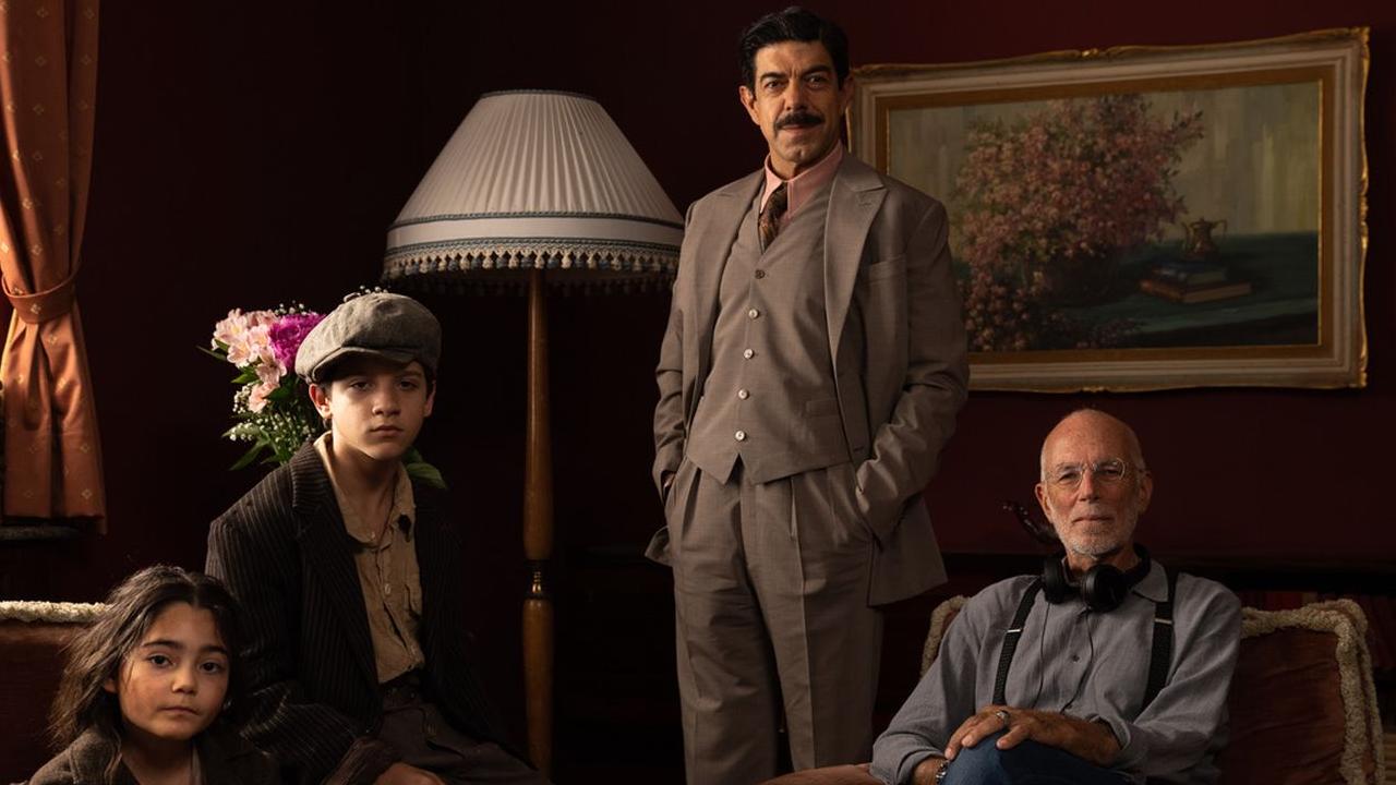 Il cast di Napoli - New York in posa con Gabriele Salvatores