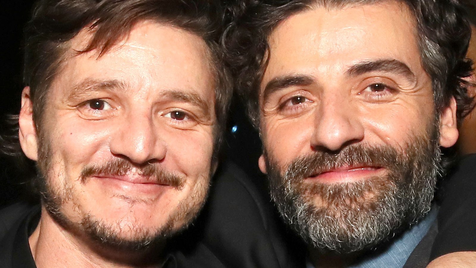 Oscar Isaac e Pedro Pascal, il selfie di una fan con i due attori diventa virale: ecco perché