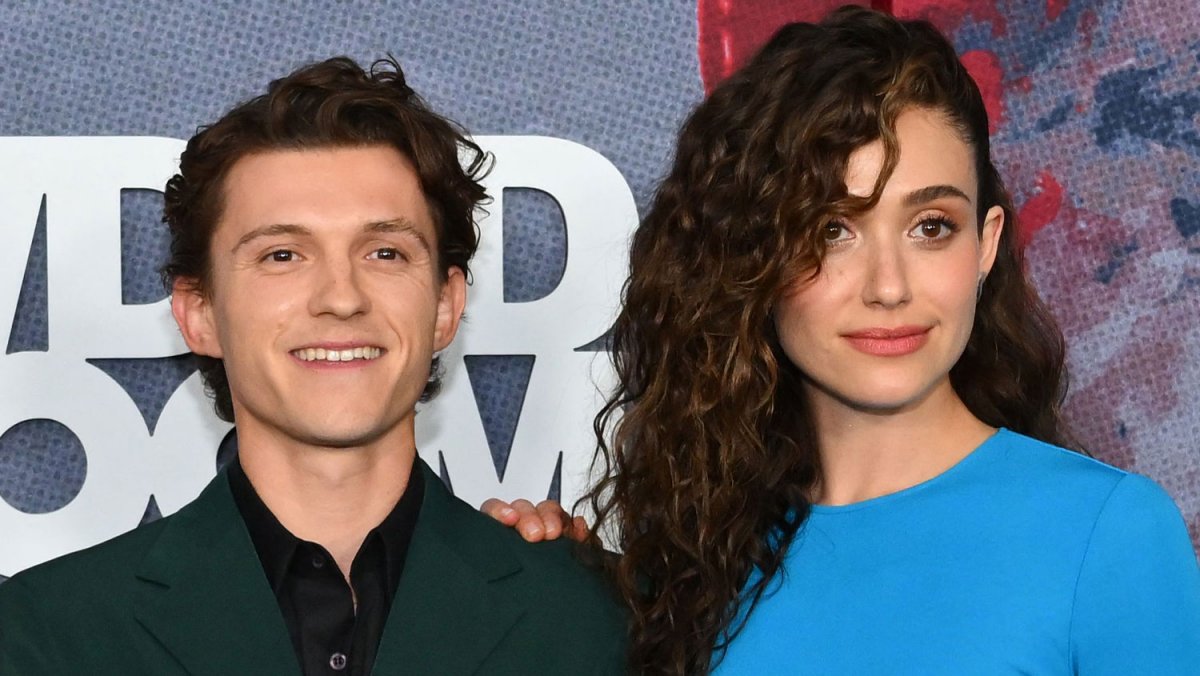 The Crowded Room: Emmy Rossum interpreta la madre di Tom Holland: "Ma ho solo dieci anni più di lui"