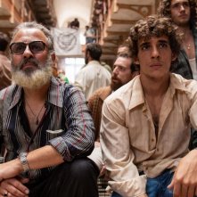 Prigione 77: Miguel Herrán e Javier Gutiérrez in una scena