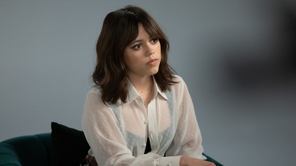 Jenna Ortega scoppia a piangere mentre riflette sulla pressione dei social media