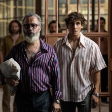 Prigione 77: Miguel Herrán con Javier Gutiérrez in una scena del film