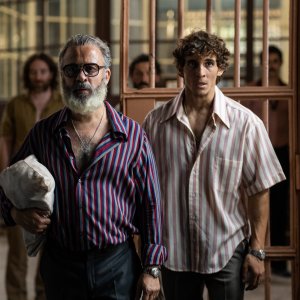 Prigione 77: Miguel Herrán con Javier Gutiérrez in una scena del film