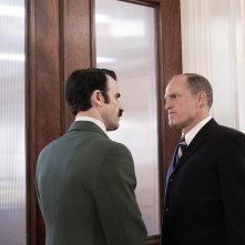 Infiltrati alla Casa Bianca: Woody Harrelson insieme a una foto della serie