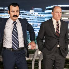 Infiltrati alla Casa Bianca: Justin Theroux e Woody Harrelson in una foto della serie