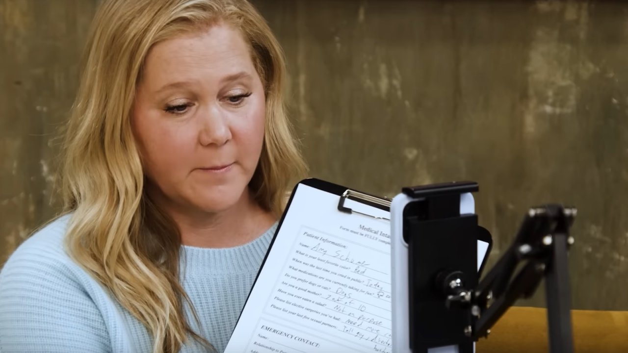 Amy Schumer respinta da Jennifer Lawrence nel promo di Emergency Contact: 'Eravamo quasi amiche 10 anni fa'