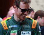 Michael Fassbender esce di strada alla 24 Ore di Le Mans sulla sua Porche 911, l'attore illeso