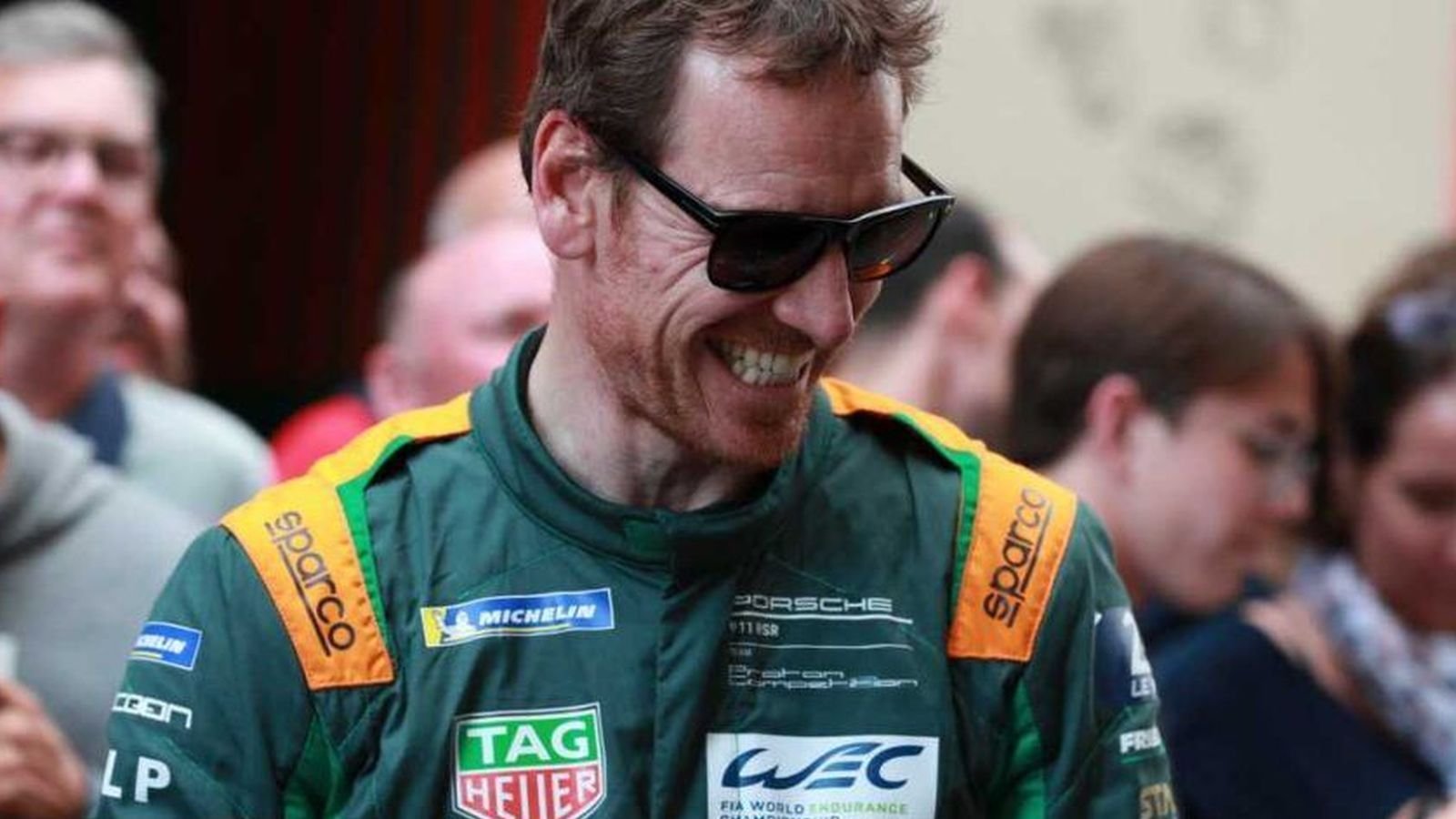 Michael Fassbender esce di strada alla 24 Ore di Le Mans sulla sua Porche 911, l'attore illeso