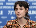 Kristen Stewart sta scrivendo con la fidanzata una commedia 'davvero stupida'