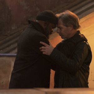 Secret Invasion: Samuel L. Jackcon con Ben Mendelsohn in una scena della serie Marvel