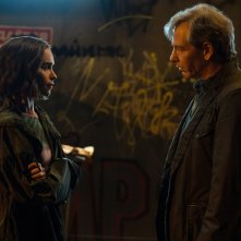 Secret Invasion: Emilia Clarke con Ben Mendelsohn in una scena della serie Marvel