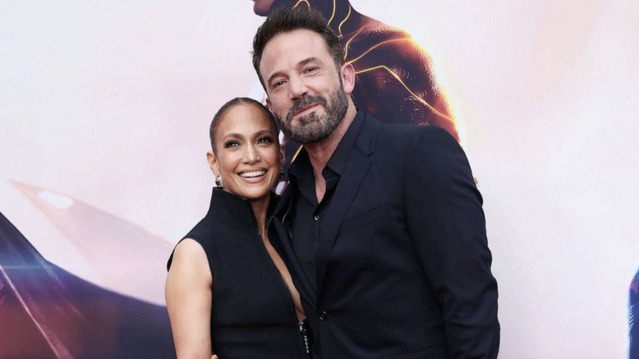 The Flash, il bacio tra Ben Affleck e Jennifer Lopez alla premiere del nuovo film DC