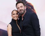 The Flash, il bacio tra Ben Affleck e Jennifer Lopez alla premiere del nuovo film DC