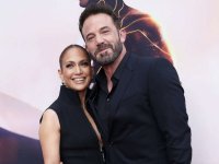The Flash, il bacio tra Ben Affleck e Jennifer Lopez alla premiere del nuovo film DC