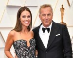 Kevin Costner: la moglie dopo il divorzio non si è ancora trasferita da casa sua