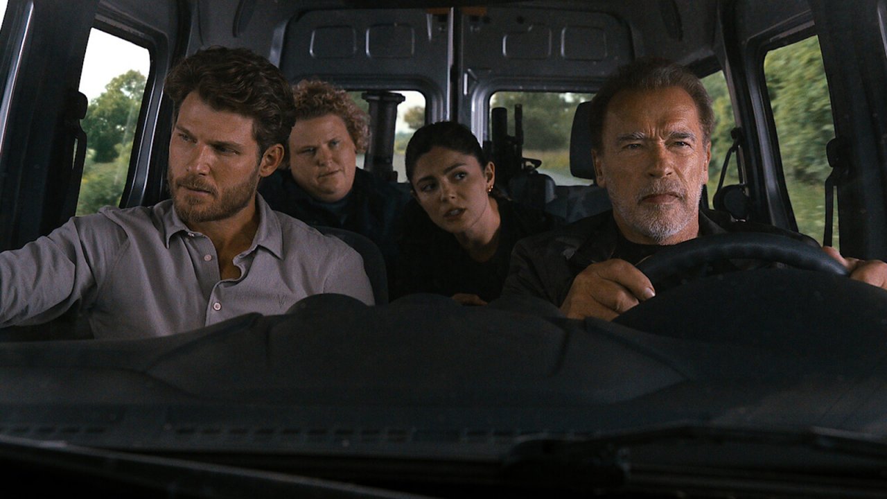 FUBAR: Netflix annuncia il rinnovo per la stagione 2 con il divertente video degli errori sul set