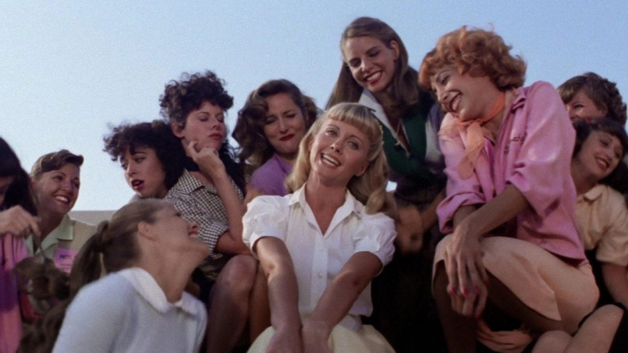 Grease stasera su Canale 5: trama, cast e curiosità del film con John Travolta e Olivia Newton-John