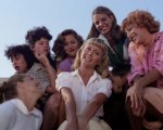 Grease stasera su Canale 5: trama, cast e curiosità del film con John Travolta e Olivia Newton-John