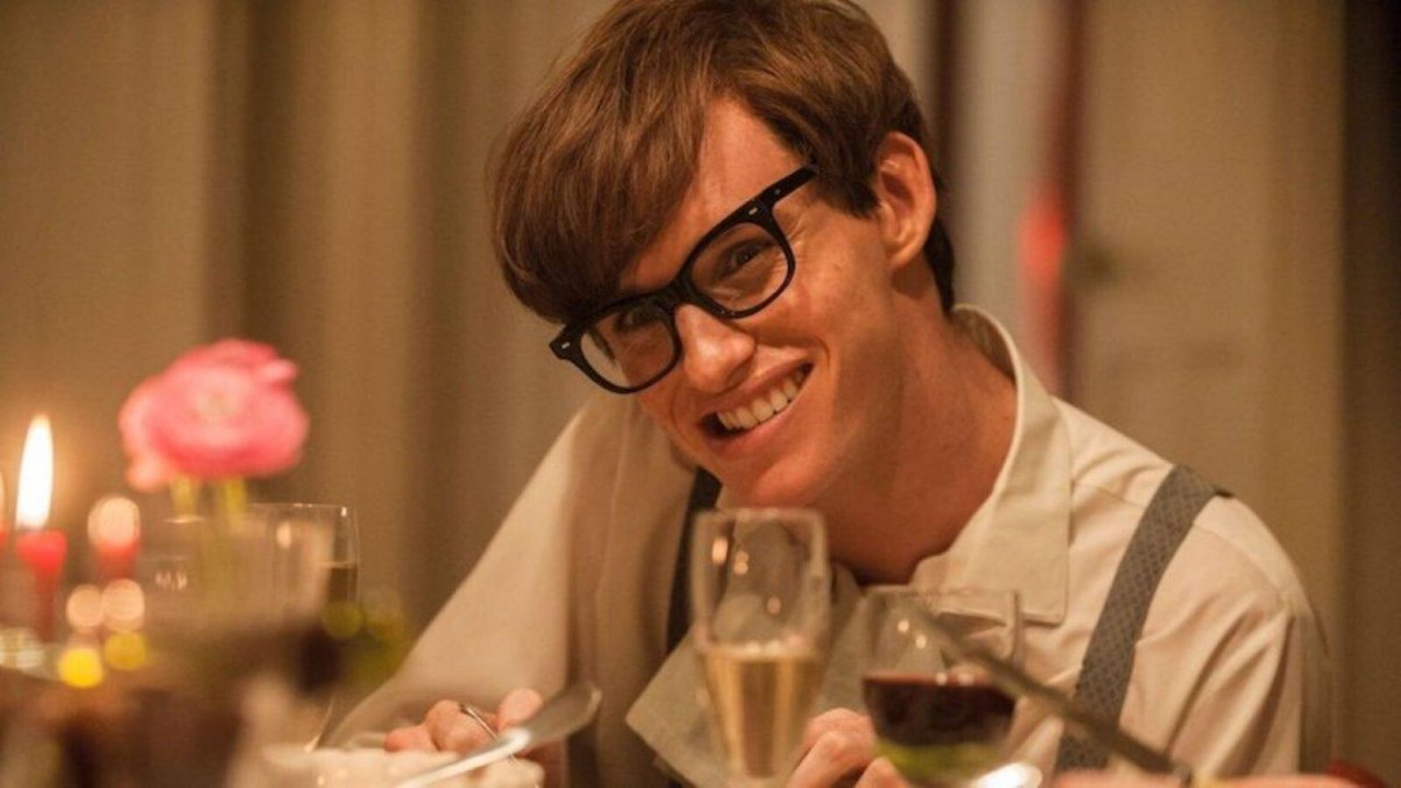 La Teoria del Tutto su Rete 4: trama, cast e recensione del film con il premio Oscar Eddie Redmayne