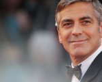George Clooney e la moglie Amal arrivano in Sicilia e i fan impazziscono (FOTO)