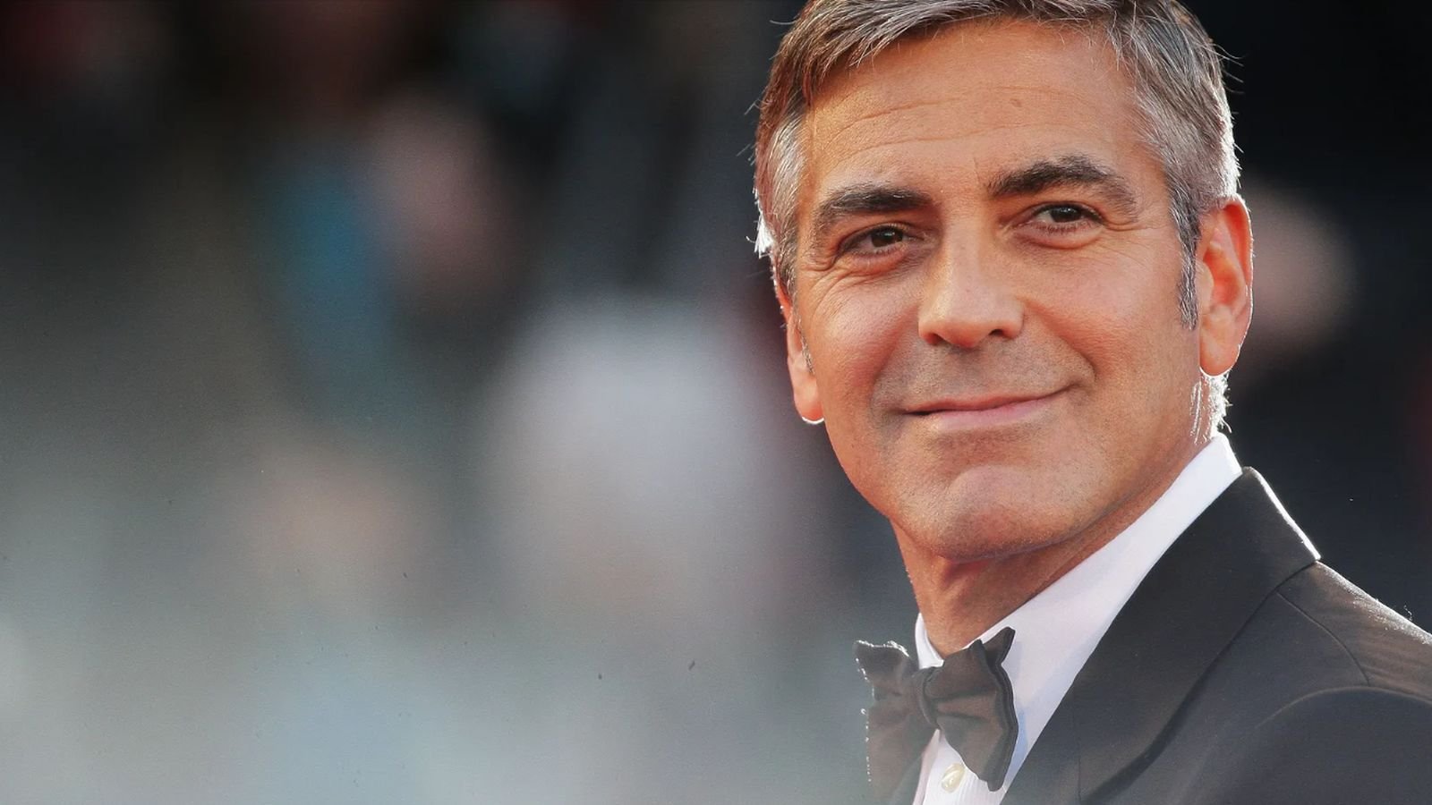 George Clooney e la moglie Amal arrivano in Sicilia e i fan impazziscono (FOTO)