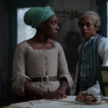 Chevalier: Kelvin Harrison Jr. con Ronke Adekoluejo in una scena del film