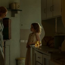 Il morso del coniglio: SarahSnook e Lily LaTorre in una scena del film