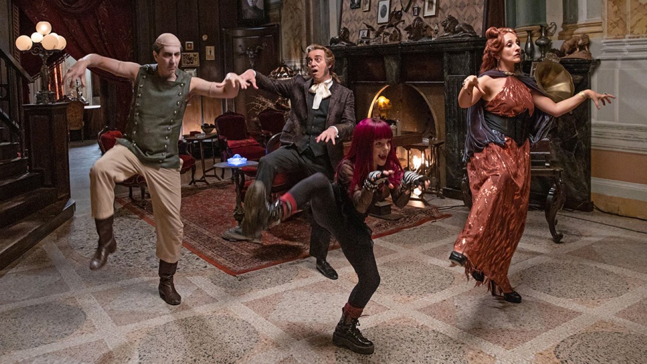 Una famiglia mostruosa stasera su Rai 2, cast e trama del film con Cristiano Caccamo