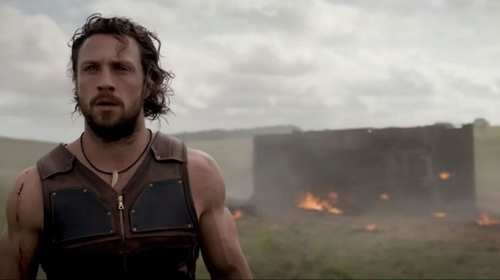 Aaron Taylor-Johnson, capelli arruffati e barba lunga, irriconoscibile alla première di 28 anni dopo