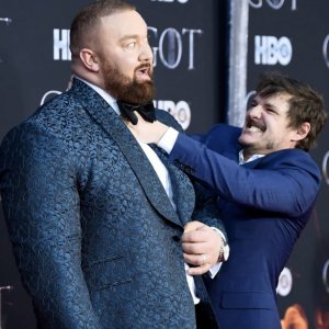 Hafþór Júlíus Björnsson e Pedro Pascal in una foto