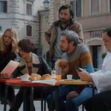 Rido perchè ti amo: Greg, Paolo Ruffini, Daphne Scoccia, Nicola Nocella in una scena