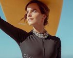 Emma Watson confonde i fan con un abito che sembra 'fluttuare nell'aria' (FOTO)