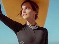 Emma Watson confonde i fan con un abito che sembra 'fluttuare nell'aria' (FOTO)