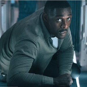 Hijack: Idris Elba sul pavimento di un aereo