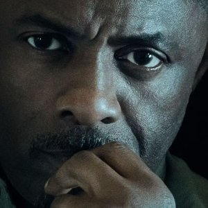 Hijack: un primissimo piano di Idris Elba