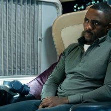 Hijack: Idris Elba in una scena della serie tv