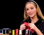 Jennifer Lawrence ammette: 'Ho vomitato violentemente dopo aver girato Hot Ones, ho resistito pochi minuti'