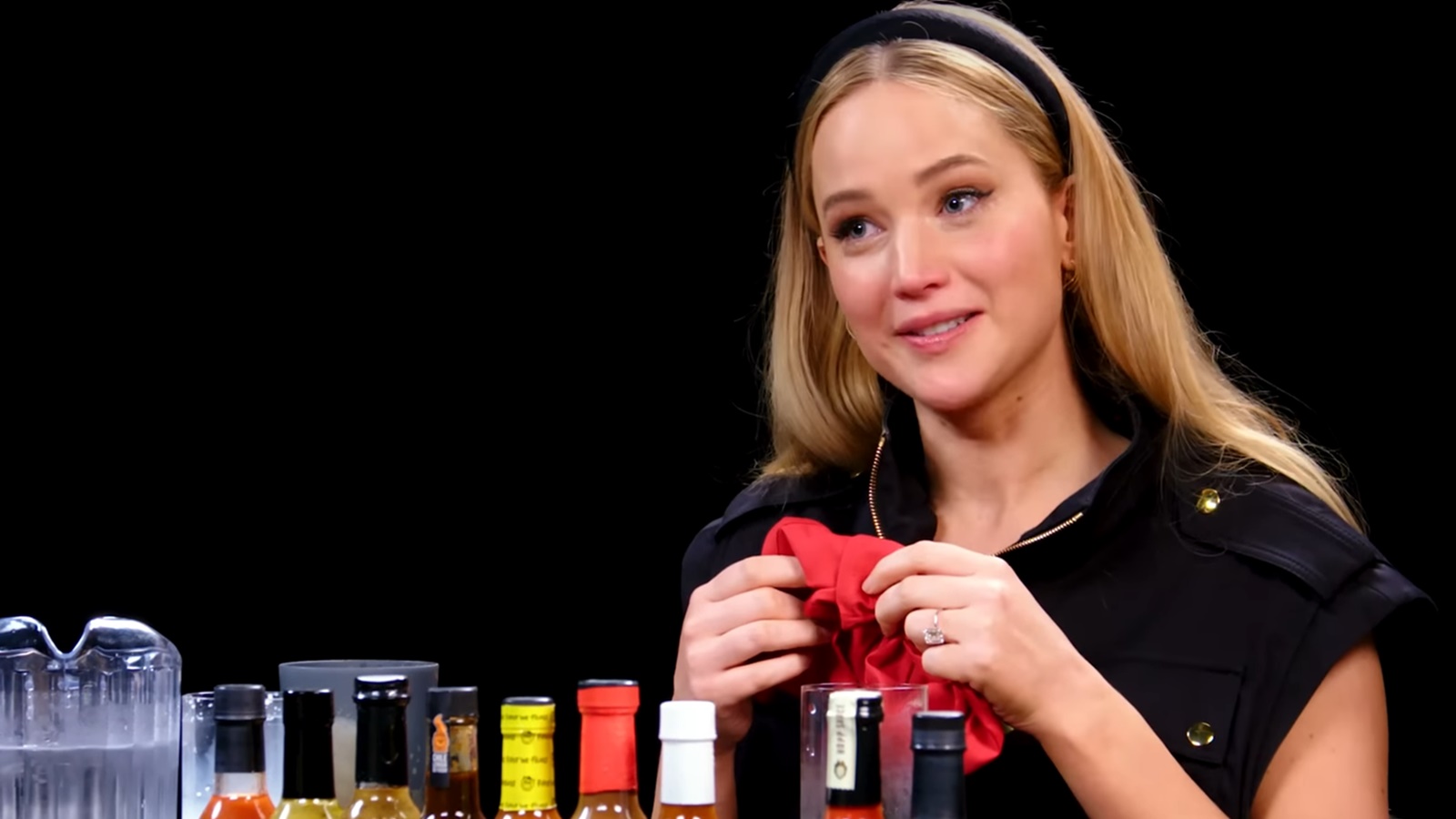 Jennifer Lawrence ammette: 'Ho vomitato violentemente dopo aver girato Hot Ones, ho resistito pochi minuti'