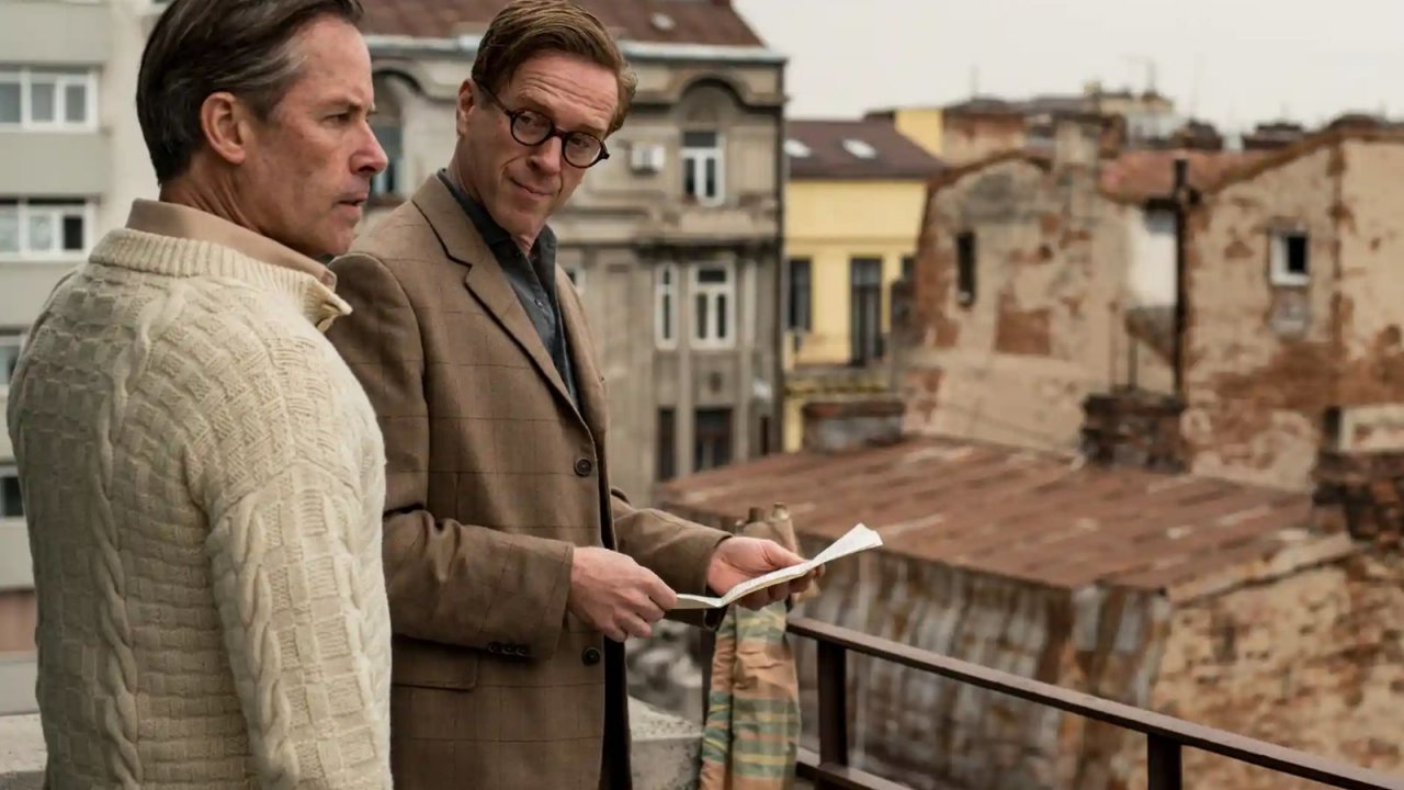 Una spia tra noi: il trailer italiano della serie con Damian Lewis e Guy Pearce svela l'arrivo su Sky