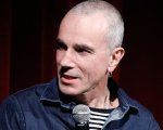 Daniel Day-Lewis: le rare foto dell'attore in giro per New York coi capelli candidi e le stampelle