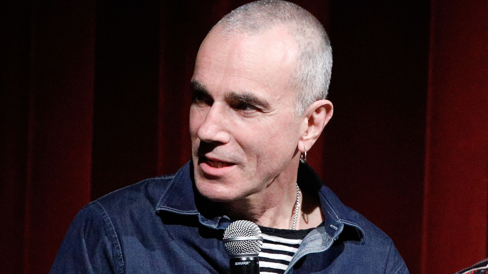 Daniel Day-Lewis: the rare photos of the actor around New York with white hair and crutches