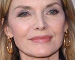 Michelle Pfeiffer posta un selfie senza trucco su Instagram a 65 anni