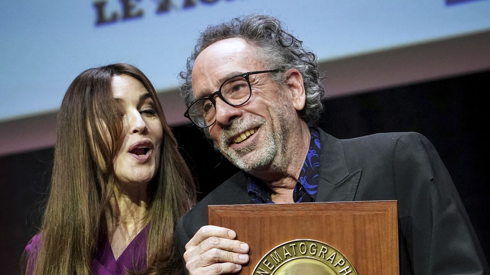 Monica Bellucci conferma la relazione con Tim Burton: 'Lo amo'