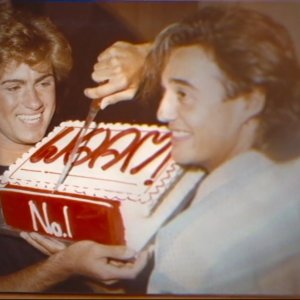 WHAM!: George Michael e Andrew Ridgeley festeggiano in una foto