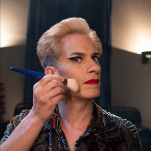 Cassando: Gael Garcia Bernal si trucca in un primo piano