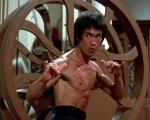 I tre dell'operazione drago stasera su Iris: cast, trama e curiosità del film con Bruce Lee