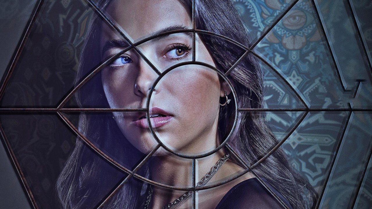 Segreti di una tata, la recensione: storia di una ladra che rubava ai ricchi per svelare i loro segreti