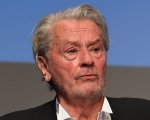 Alain Delon: denunciata la badante per molestie al divo francese